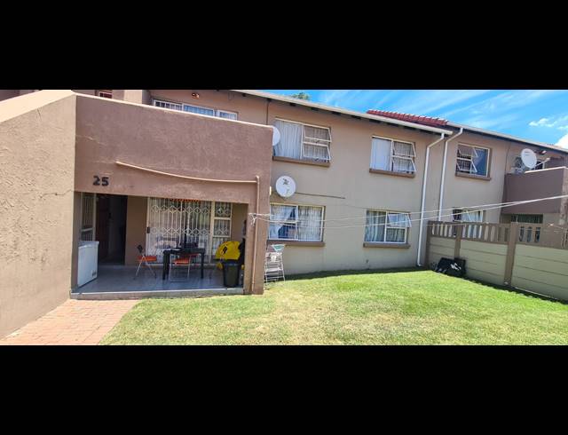 3 BEDROOM TOWNHOUSE FOR SALE IN HALFWAY GARDENS
